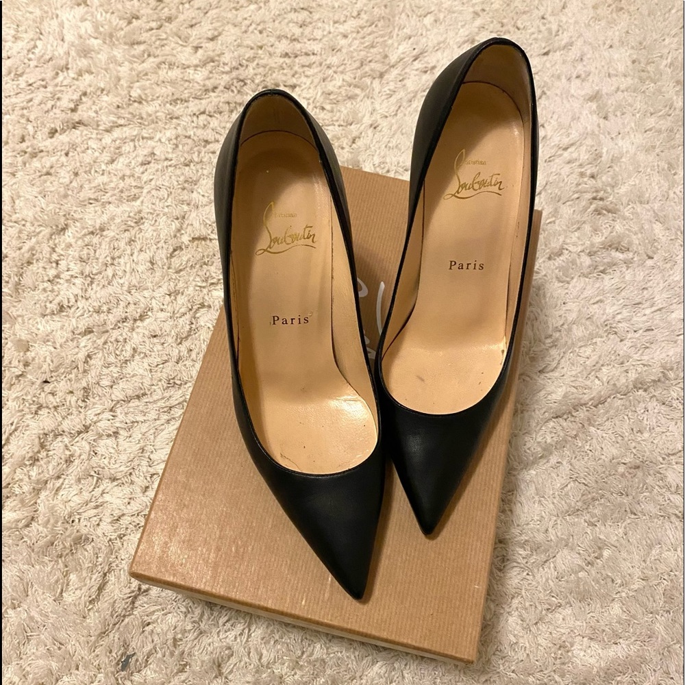 AUTHENTIC - Christian Louboutin Decollete